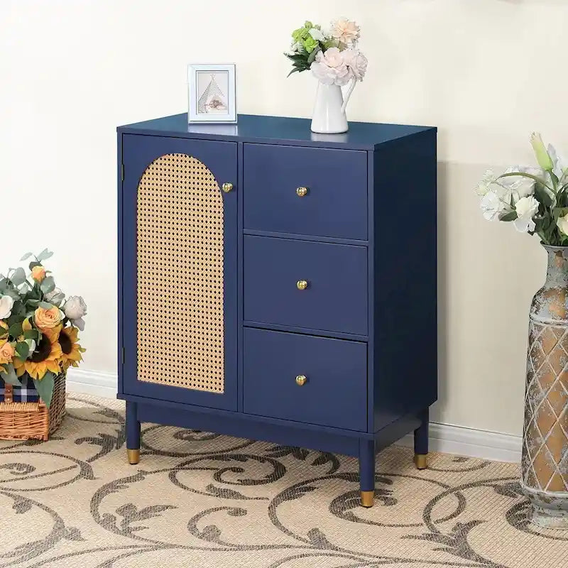 Meuble de rangement bleu avec portes en rotin et étagères réglables