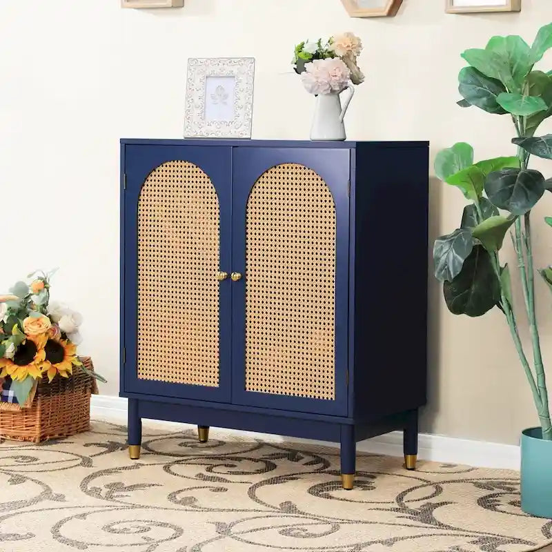 Meuble de rangement bleu avec portes en rotin et étagères réglables