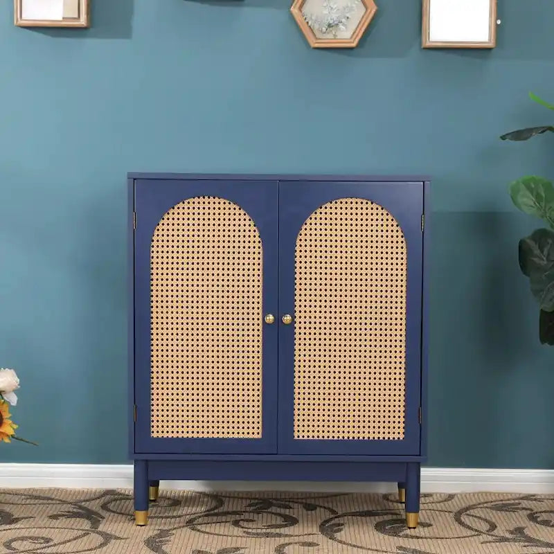 Meuble de rangement bleu avec portes en rotin et étagères réglables