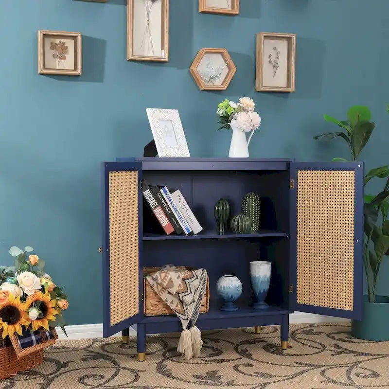 Meuble de rangement bleu avec portes en rotin et étagères réglables