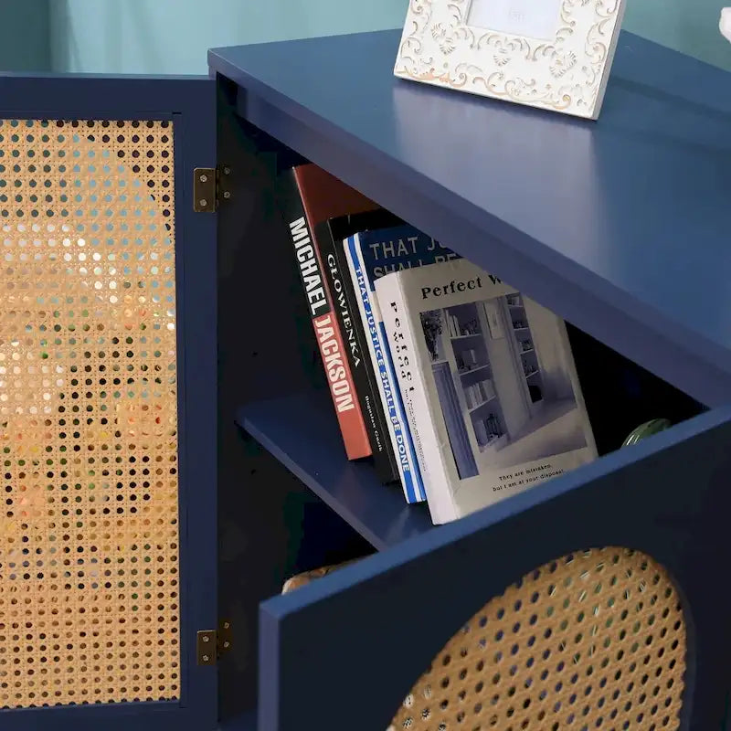 Meuble de rangement bleu avec portes en rotin et étagères réglables