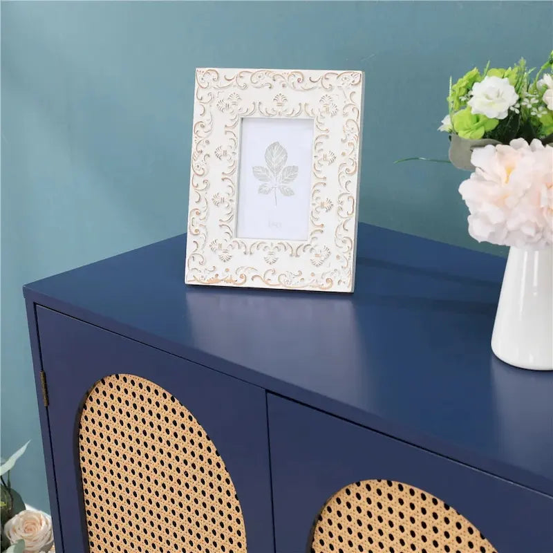 Meuble de rangement bleu avec portes en rotin et étagères réglables