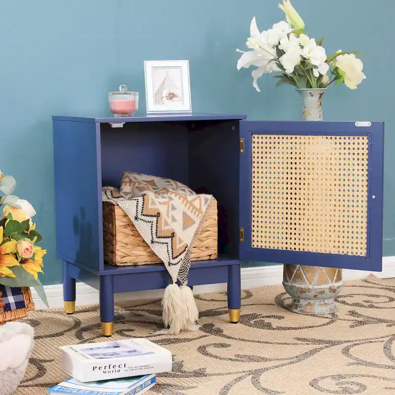 Meuble de rangement bleu avec portes en rotin et étagères réglables