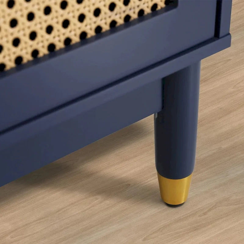 Meuble de rangement bleu avec portes en rotin et étagères réglables