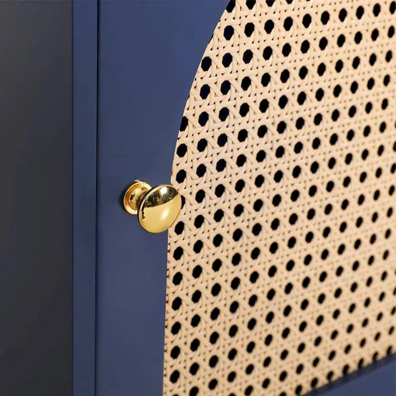 Meuble de rangement bleu avec portes en rotin et étagères réglables