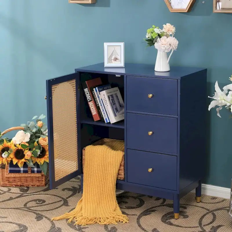 Meuble de rangement bleu avec portes en rotin et étagères réglables