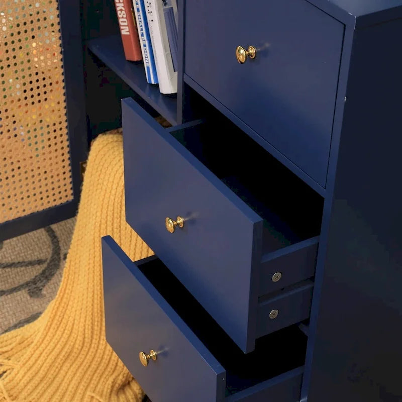 Meuble de rangement bleu avec portes en rotin et étagères réglables