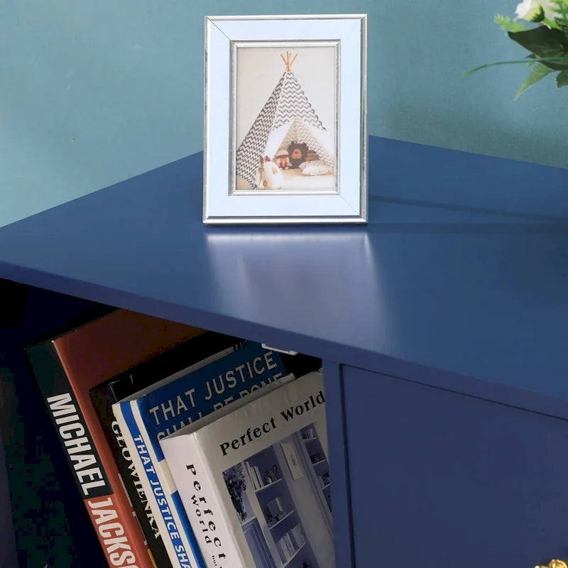 Meuble de rangement bleu avec portes en rotin et étagères réglables